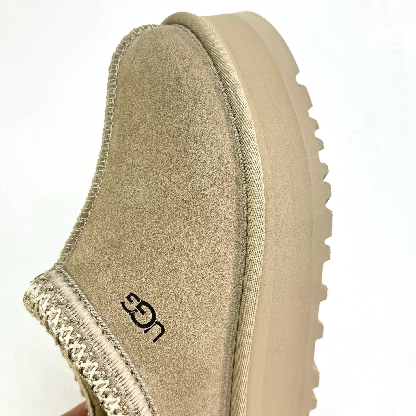 💰400 UGG Tats series thickened model Mule style toe-cap 5CM half slippers Ethnic style autumn and winter snow boots High-quality sheepskin and wool Integrated with high quality Warmth and heat sealing Made of TPU molded suede upper material Embedded with artificial curly wool plush lining and 10mm UGGPURE™ implanted wool lining and removable UGGPURE™ implanted wool insole Lightweight non-slip and comfortable rubber outsole with brand LOGO With complete packaging Official item number: 11225532722 Size: 35 36 37 38 39 40